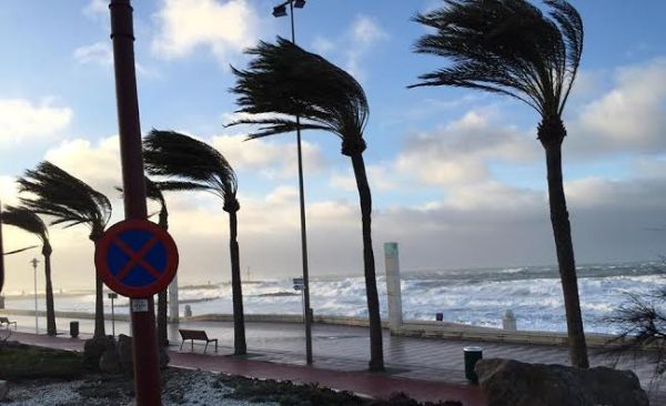 La Aemet amplía el aviso naranja por viento en Almería hasta el viernes